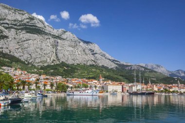 Bir yaz gününde Makarska tatil kasabası görünümü, Makarska