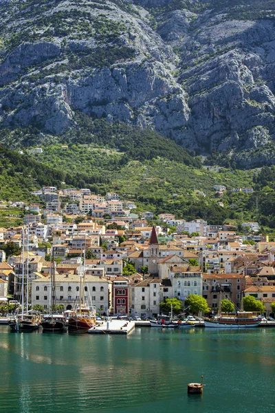 Vista da cidade resort de Makarska em um dia de verão, em Makarska — Fotografia de Stock