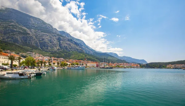 Vista de la ciudad turística de Makarska en un día de verano, en Makarska — Foto de Stock