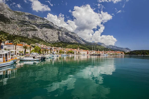 Vista de la ciudad turística de Makarska en un día de verano, en Makarska — Foto de Stock