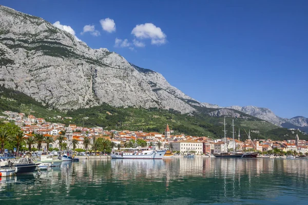 Vista de la ciudad turística de Makarska en un día de verano, en Makarska —  Fotos de Stock