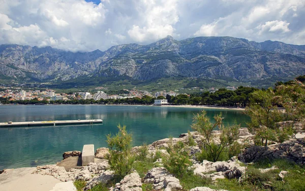 View of the resort town of Makarska on a summer day, in Makarska — Stock Photo, Image