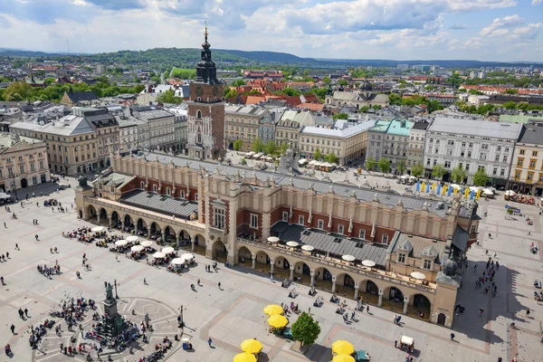 Krakau, Polen - 07. Mai 2015: Blick auf den Hauptmarkt in Krakau — Stockfoto