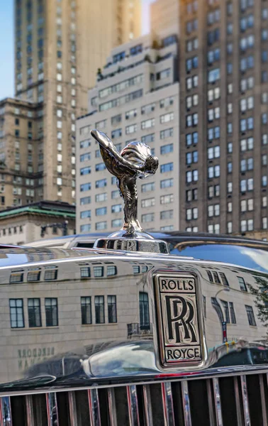 New York, 30 oktober 2009: Rolls Royce geparkeerd in Manhattan, cl — Stockfoto