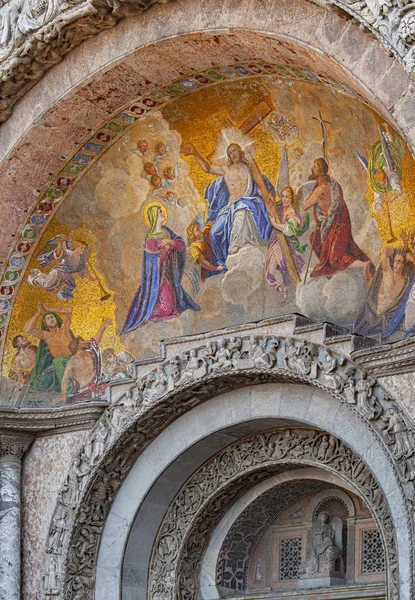 Facade of Saint Mark's Basilica on Saint Mark's (San Marco) squa — Stock Photo, Image