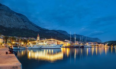 Makars bir yaz gecesi, Makarska tatil kasabası görünümü