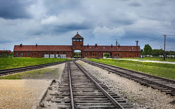 Gerbang utama ke kamp konsentrasi Nazi Auschwitz Birkenau dengan — Stok Foto