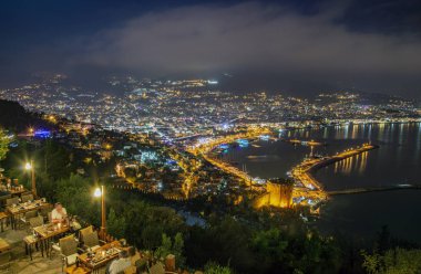 Gece şehri. Alanya, Türkiye. Gece şehrin güzel ışıkları