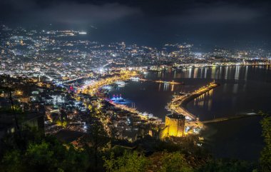 Gece şehri. Alanya, Türkiye. Gece şehrin güzel ışıkları