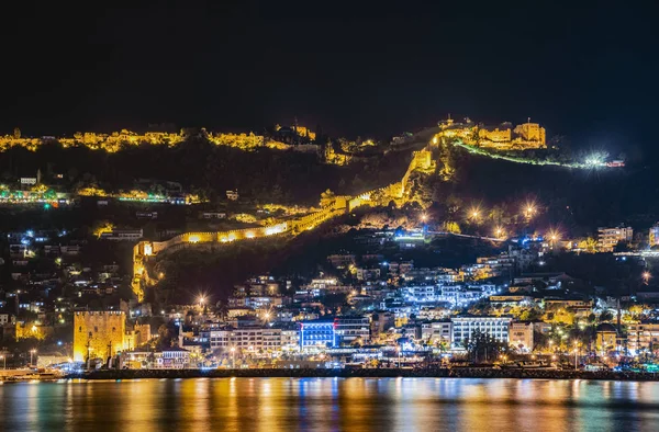 Cidade nocturna. Alanya, Turquia. Luzes bonitas da cidade da noite — Fotografia de Stock