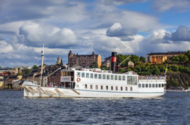 Stockholm, İsveç - 22 Haziran 2017 Yolcularla dolu vapur ve 