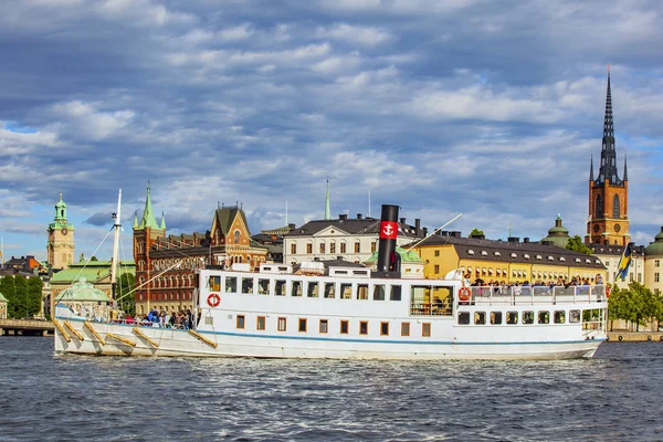 STOCKHOLM, SUÉCIA - JUN 22, 2017: Barco a vapor com passageiros e — Fotografia de Stock