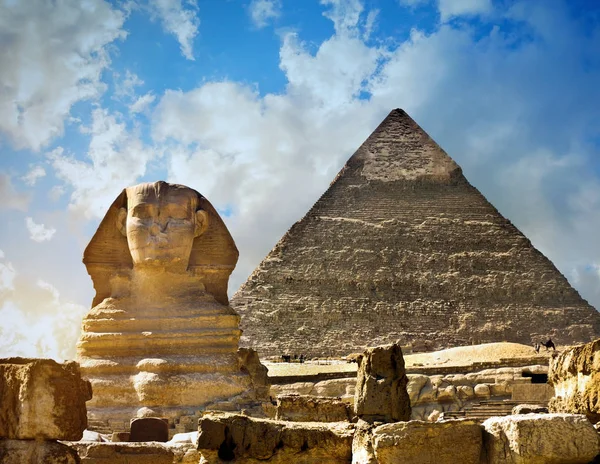 Esfinge e pirâmide — Fotografia de Stock