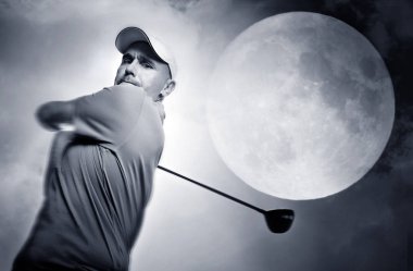 Golf salıncağı ve büyük bir ay
