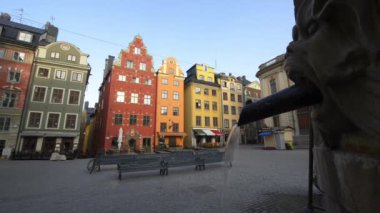 Old Town, Stockholm, İsveç 'teki renkli binalar, sabahın erken saatleri.