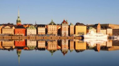 Stockholm, İsveç 'in eski kasabasında renkli bir mimari. Meşhur seyahat yeri