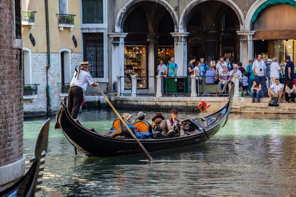 Turisté Gondole Benátky Itálie — Stock fotografie