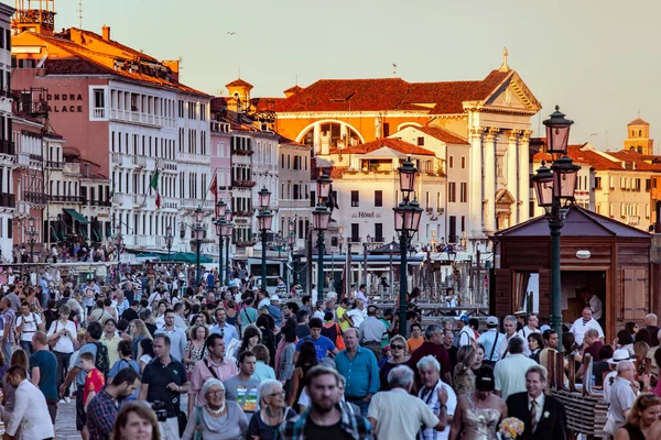 Drukte Van Toeristen Een Straat Venetië Italië — Stockfoto