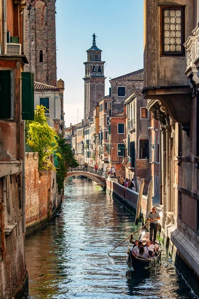 Turisták Egy Gondola Velence Olaszország — Stock Fotó