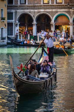 Venedik, İtalya 'da gondolda turistler