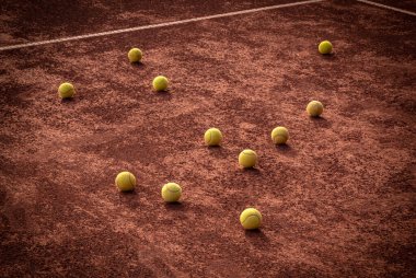 Tenis kortunda tenis topları