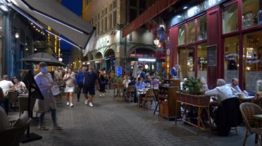  Müşteriler Lyon, Fransa 'daki restoranların dışında akşam yemeğinin tadını çıkarıyorlar.