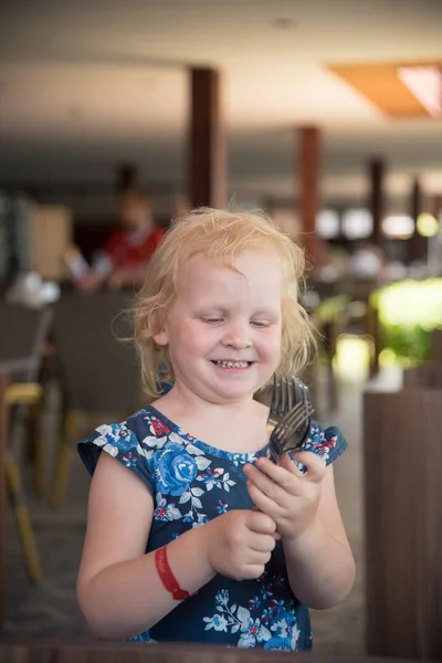 küçük kız bir restoranda bir tatil
