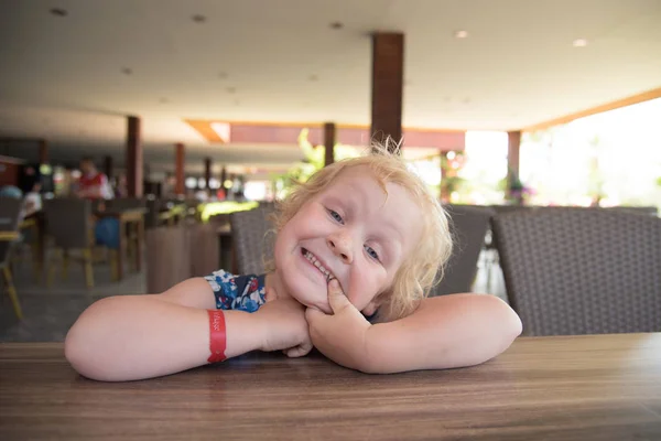 küçük kız bir restoranda bir tatil