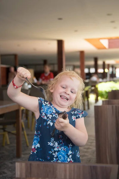 küçük kız bir restoranda bir tatil