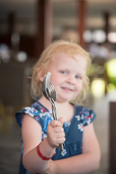 küçük kız bir restoranda bir tatil