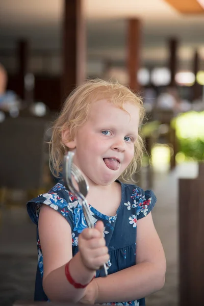 küçük kız bir restoranda bir tatil