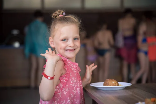 küçük kız bir restoranda bir tatil