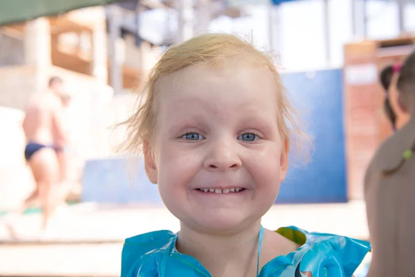 Spa'da garip bir küçük kız portresi