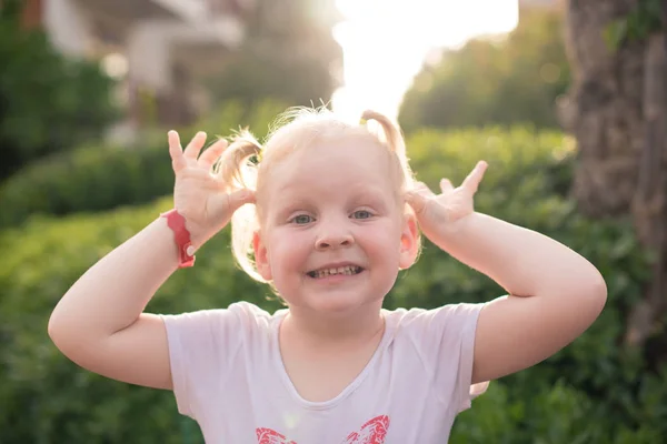 Spa'da garip bir küçük kız portresi