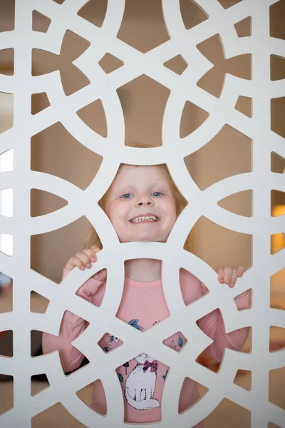 çocuk dışarı oyma ekran görünüyor