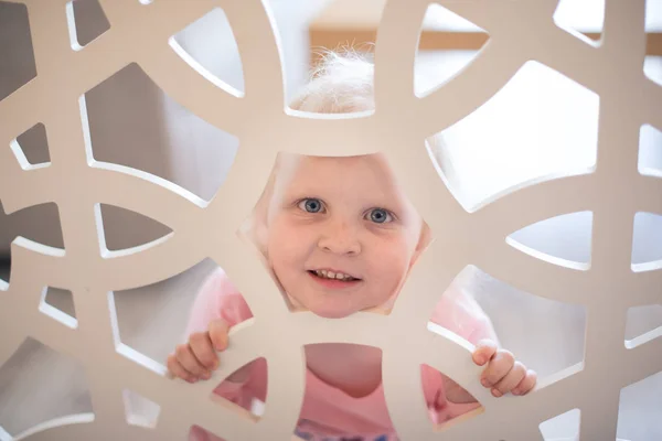 çocuk dışarı oyma ekran görünüyor