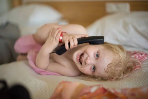 Çocuk komik tel telefonla konuşuyor