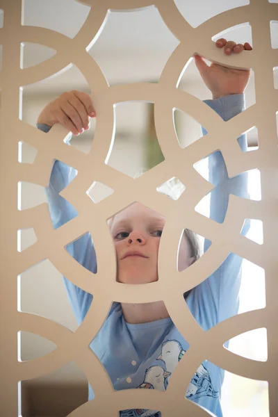 çocuk dışarı oyma ekran görünüyor