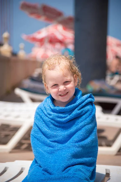 青いタオルに包まれた女の子 ロイヤリティフリーのストック画像