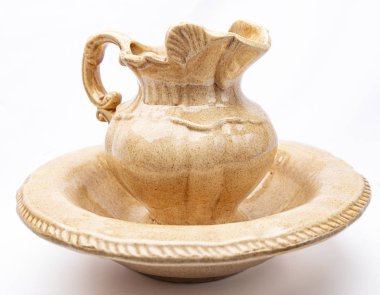 Beyaz arka plan üzerinde yalıtılmış bağbozumu chamberpot
