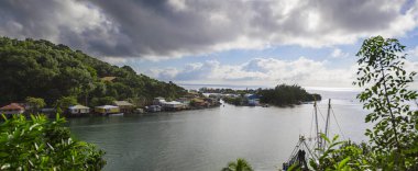 Roatan kıyı üzerinde küçük bir köy