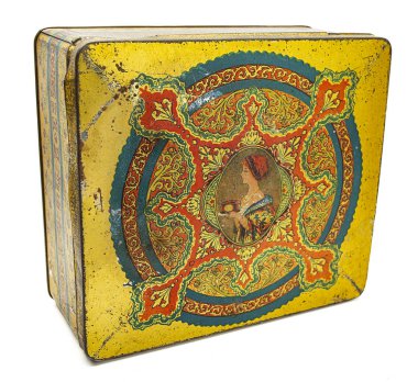 Beyaz arka planda izole edilmiş metal çay kutusu