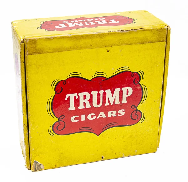 白色背景的复古雪茄盒 — 图库照片