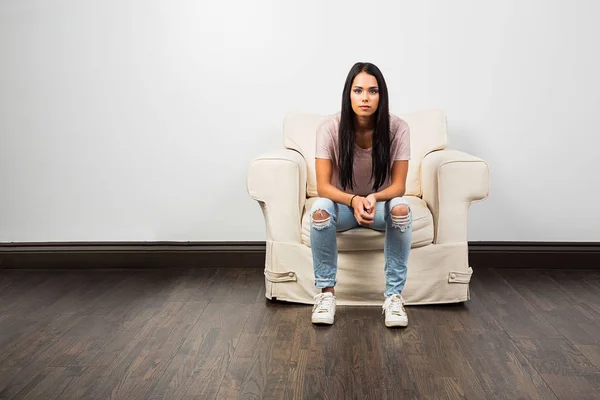Mid Twenties Young Woman Wearing Jean Hold Knees Sitting Couch — Stock Photo, Image