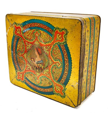 Beyaz arka planda izole edilmiş metal çay kutusu