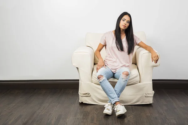 Young woman with ripped jean — Stock Photo, Image