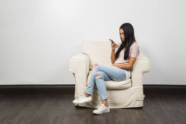 Onun telefonunda milenyum.