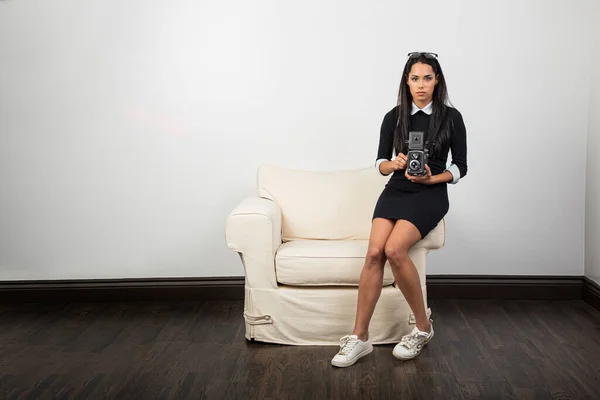 Veinte Algo Mujer Usando Pequeño Vestido Negro Con Diseño Gato Fotos de stock libres de derechos