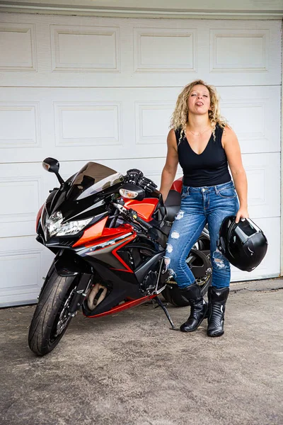 Young Motorcycle Standing Her Ride Making Face — Stock Photo, Image