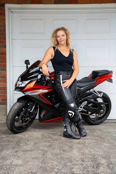 Twenty Something Blond Hair Woman Hanging Out Sport Motocycle Front — Stock Photo, Image